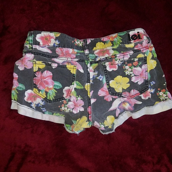 l.e.i low rise flower printed shorts - Picture 2 of 2